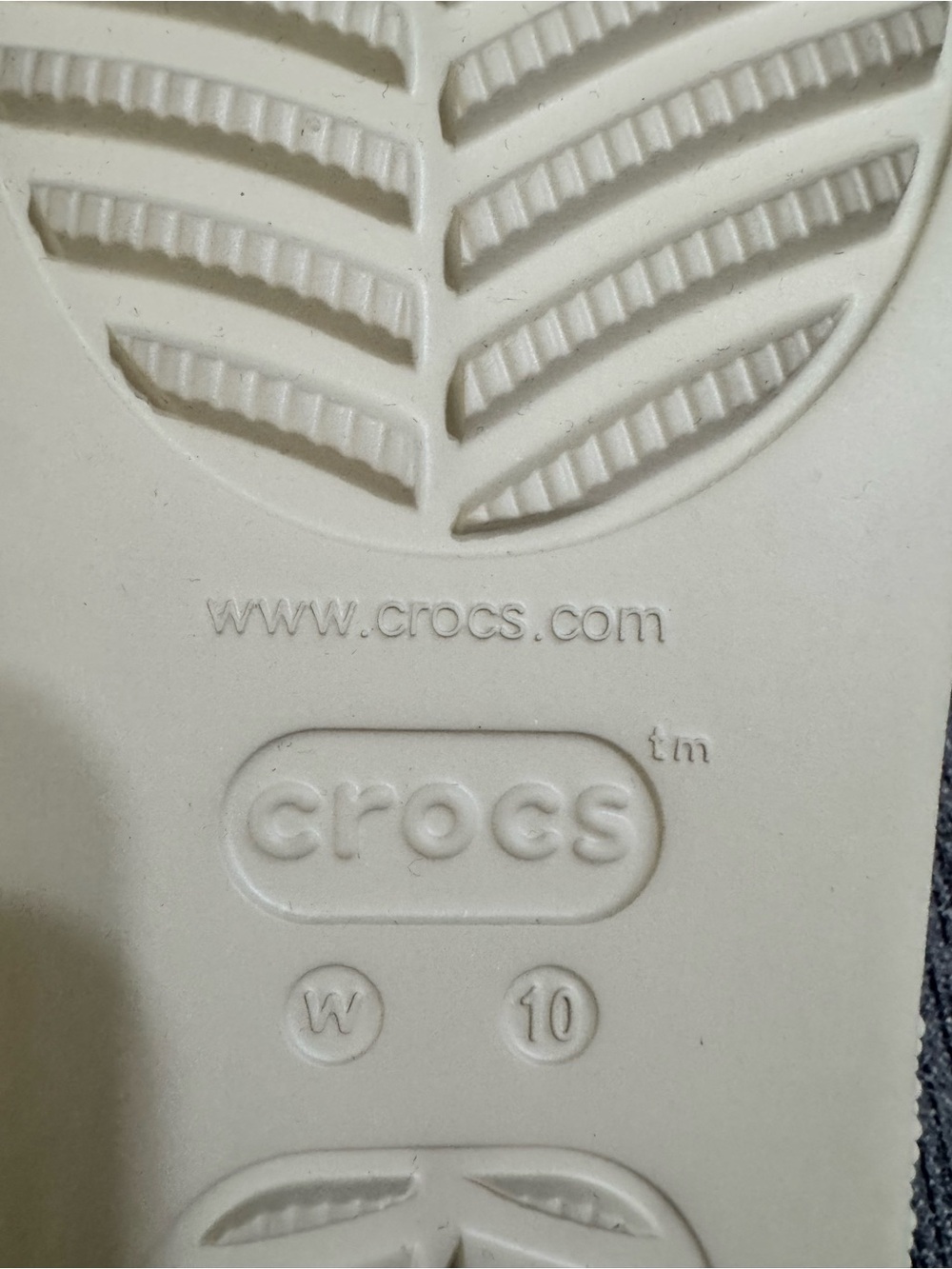 Crocs Classic Platform Flip Flops - Picture 15 of 16